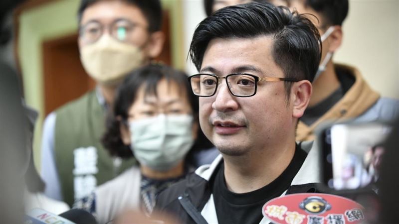 謝典霖餐會爆送知名蛋黃酥　內鬼通風報信
