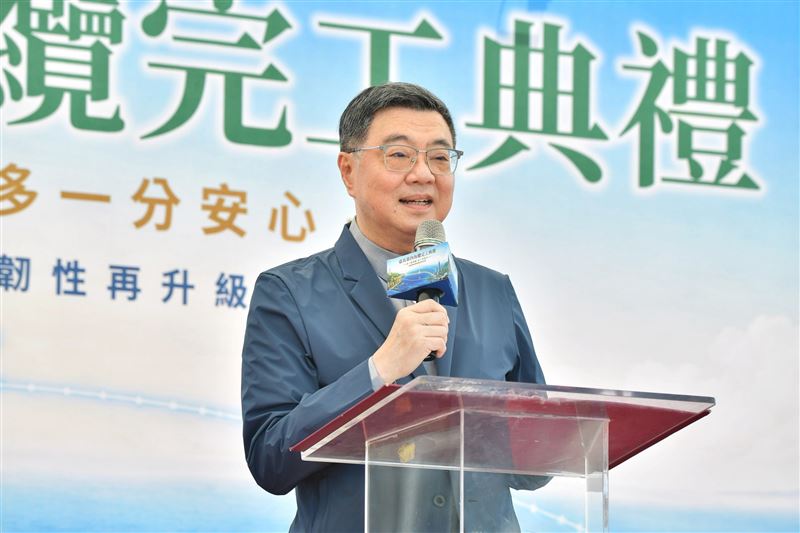 卓榮泰笑說,以後王忠銘跟總統可以透過海纜直接通話,向中央政府表達地方各種需要(圖/行政院提供)