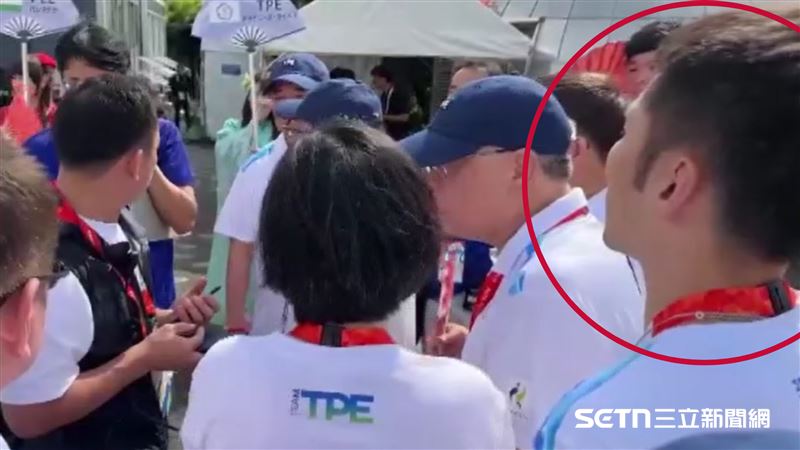 李洋(紅圈處)率團參與亞運在入村儀式遭到阻擋