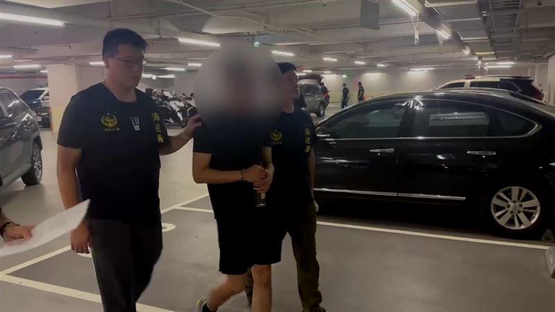 檢警在嘉義拘提協助接應的吳姓男子(21歲)到案。(圖/翻攝畫面)
