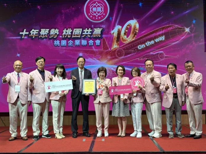 桃園市長張善政代表致贈感謝牌,表彰桃園市世外桃源文教公益基金會善舉。圖:社會局提供。(圖/桃園電子報提供)