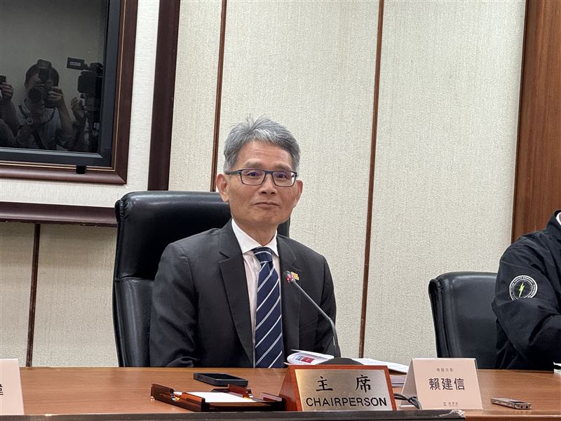 經濟部次長賴建信說明，影響本期電價波動的最主要核心因素為中東戰事，國際燃料價格大漲導致發電成本大幅增加。為避免電價調升引發國內物價劇烈波動，審議會最終決議支持優先爭取政府撥補預算711億元，故本次電價調整暫不決定，全案將留待今年12月併入第3次電價審議會審議輸配電費率時再行討論。（圖／記者廖珪如攝影）