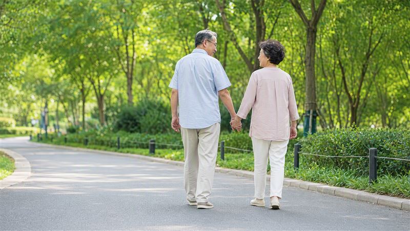 許多長者每天散步，但體力仍持續下滑。（示意圖／AI生成）