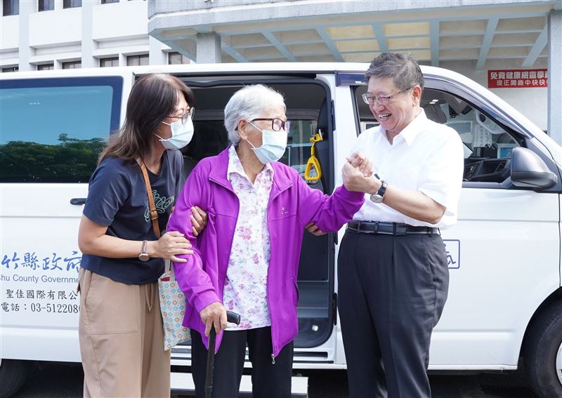 楊文科細數8年成績,逐一兌現他所堅持的四大施政主軸「拚經濟、重文教、享福利、樂安居」。(圖/新竹現政府提供)