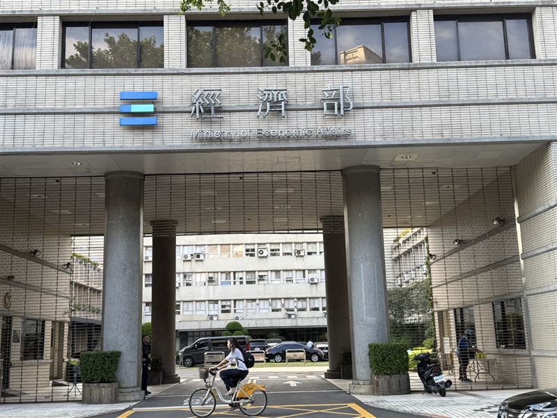 合晶科技(6182)身為全球前十大半導體矽晶圓供應商,產品線完整涵蓋4吋至12吋半導體級矽晶圓與磊晶片,並以Wafer Works自有品牌享譽全球。因應先進半導體市場需求長期成長,合晶四度申請台商回台方案擴建新產能,積極擴大位於中科二林園區之廠區規模與生產基底,總投資金額高達約178.8億元,為彰化當地創造充裕的高科技就業機會。(圖/記者廖珪如攝影)