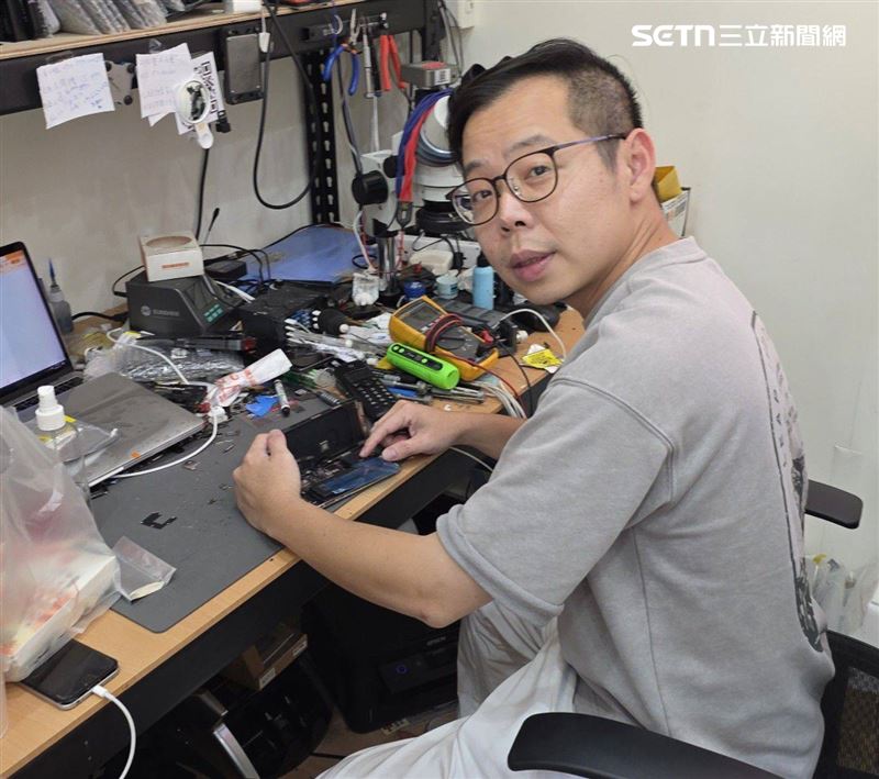 老爹手機維修創辦人許紘誠在新機上市後直接進行完整拆解,從主機板維修工程師角度檢視A20 處理器。(圖/翻攝畫面)