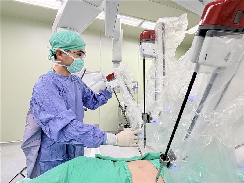 醫師透過達文西手術,切除患者的子宮、卵巢。(圖/林新醫院提供)