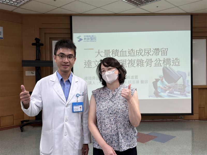 婦人因骨盆長期累積大量經血,造成急性尿滯留、膀胱脹痛,最後透過達文西手術切除子宮、卵巢康復。(圖/林新醫院提供)