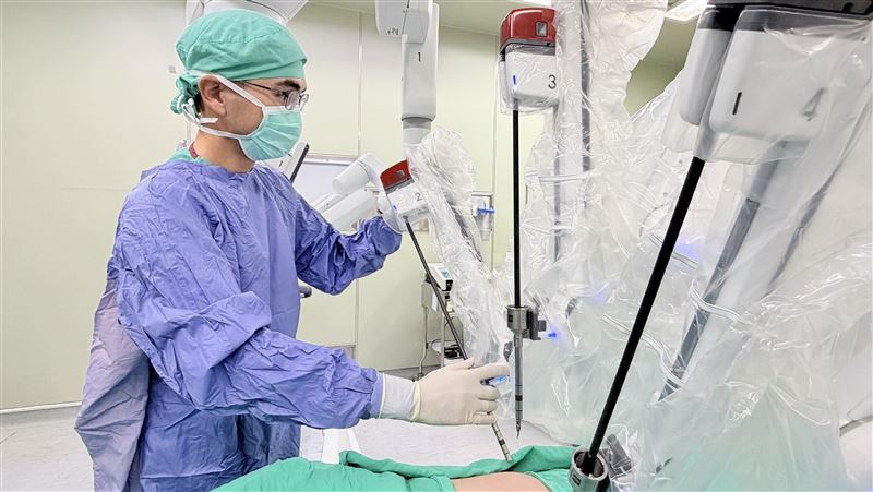膀胱脹痛尿不出急診　竟是750ML經血壓迫