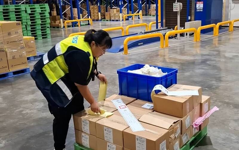 桃園市衛生局派員前往進口商的物流倉庫查核「巴馬乾酪風味調味粉」進出貨與流向資料。(圖/桃園市衛生局提供)