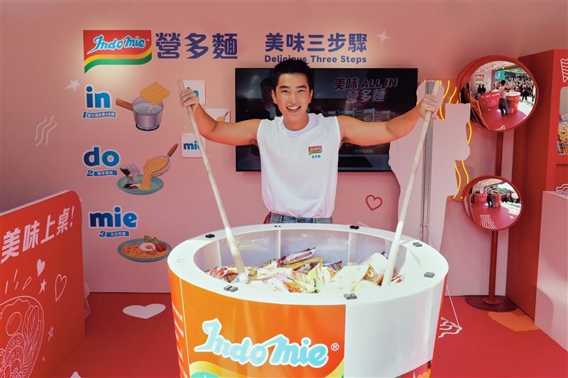 曾敬驊出席品牌宣傳活動,肉眼可見的變黑變壯。(圖/Indofood.營多食品提供)