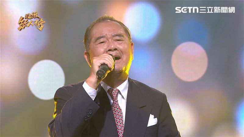不老歌王擂台主盧錦煥選唱《空笑夢》對戰歌友。(圖/超級紅人榜提供)