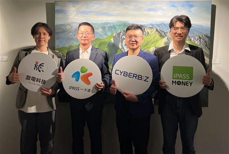 一卡通升級APP生態系,攜手旅電導入共享充電,並結盟CYBERBIZ開設線上票卡商城。此舉不僅強化交通與生活場景串聯,更透過獨家IP商品與限時回饋,持續鞏固逾725萬用戶的電子支付黏著度。(圖/一卡通提供)