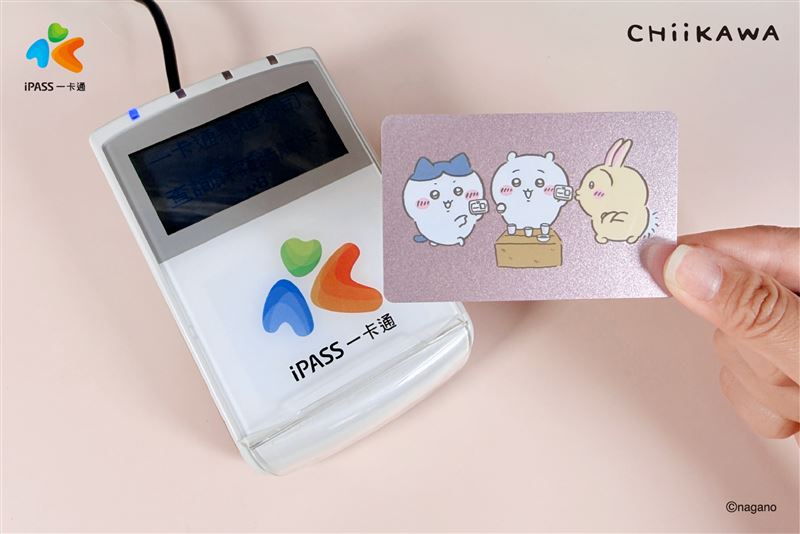一卡通升級APP生態系,攜手旅電導入共享充電,並結盟CYBERBIZ開設線上票卡商城。此舉不僅強化交通與生活場景串聯,更透過獨家IP商品與限時回饋,持續鞏固逾725萬用戶的電子支付黏著度。(圖/一卡通提供)