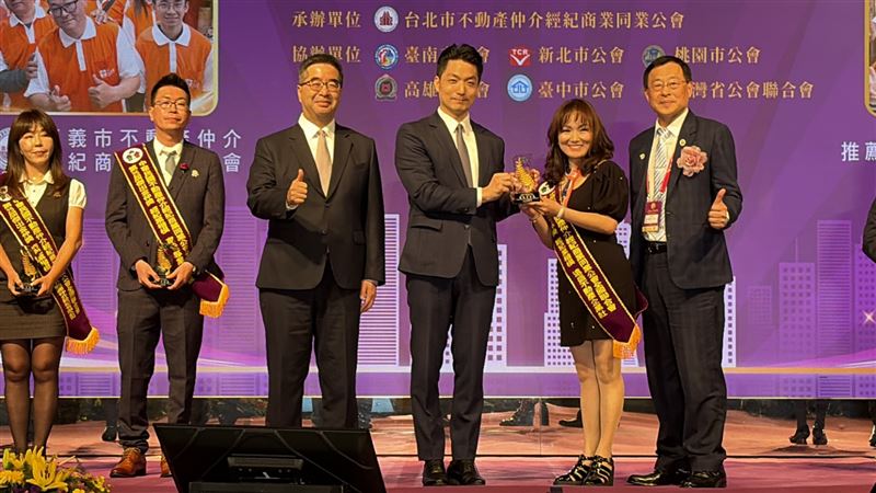 中信房屋市府店長李宥萱   榮獲金仲獎！