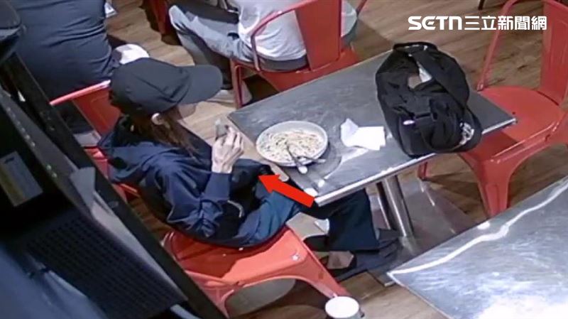 女子吃了口義大利麵順勢擦了擦嘴，下一秒左手卻往湯匙上放了東西