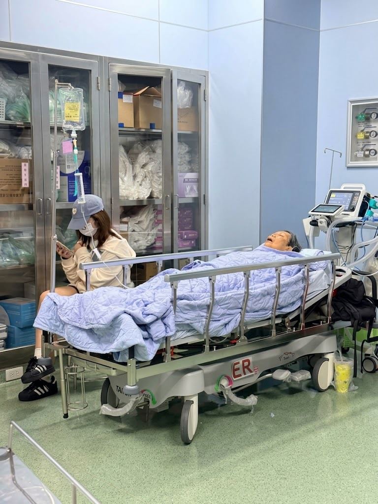 蕭彤雯80多歲的母親因感染A型流感併發肺炎,半夜突發全身無力、無法下床,由救護車緊急送醫治療。(圖/翻攝自蕭彤雯臉書)