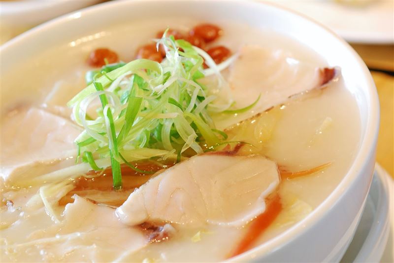 生滾粥是香港經典地道美食代表之一,以即點即煮方式呈現鮮味。(圖/國泰航空提供)