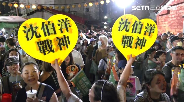 有民眾自製「沈伯洋戰神」手板。（圖／翻攝畫面）