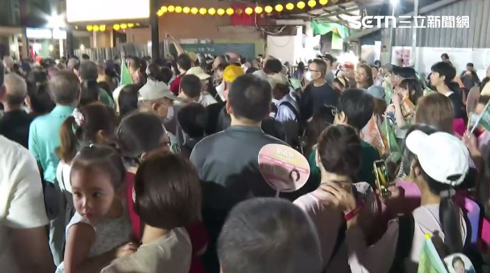 沈伯洋前進景美，現場人潮曝光。（圖／翻攝畫面）