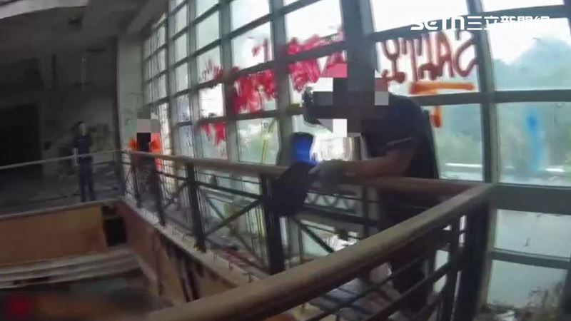 新北八里的地中海俱樂部在2002年倒閉,成了廢墟,近日有毒蟲竊賊闖進去想偷鐵條變賣,遭警方逮捕