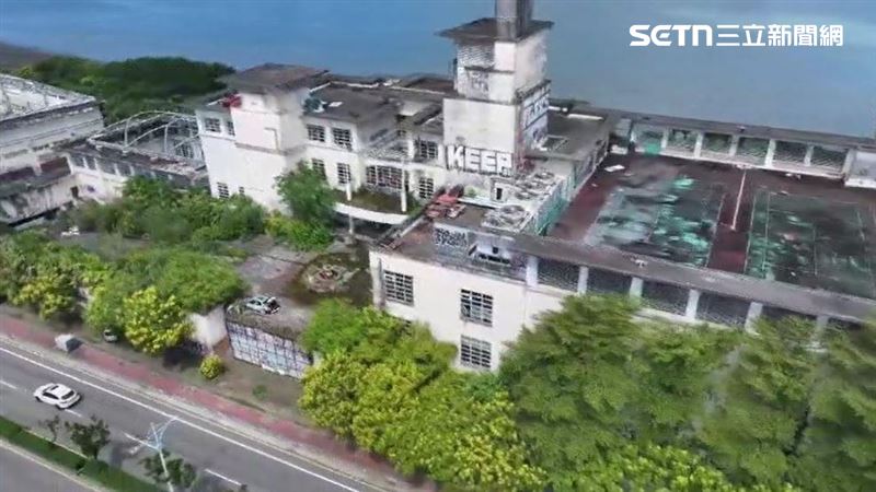 空拍視角一睹占地約4千多坪的俱樂部,還可以清楚看到籃球場、游泳池、網球場以及噴水池