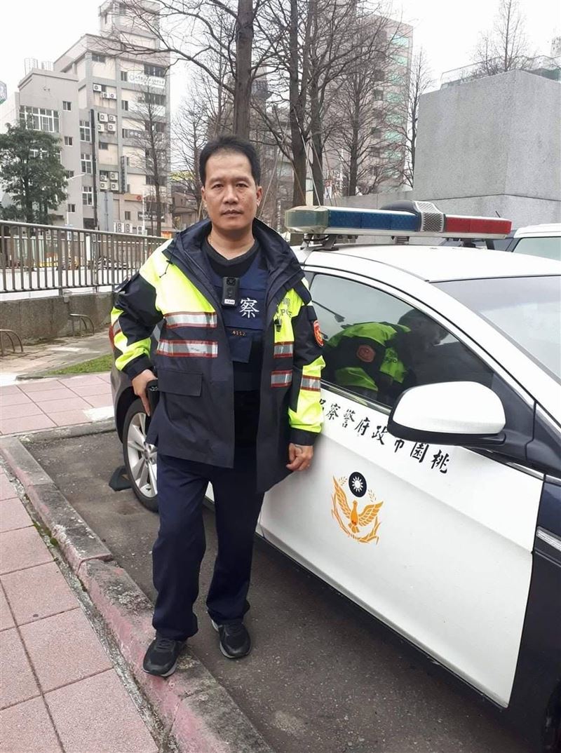 登記參選桃園市議員的退休警察、抖音網紅「瀟湘公子」蕭湘瀚，遭桃園地檢署發布通緝，他自行前往投案，由警方將他押解歸案。（翻攝蕭湘瀚臉書）