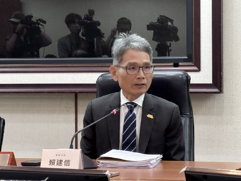 經濟部次長賴建信18日在115年第2次電價費率審議會會後記者會上表示，10月至12月間將維持現行電價費率