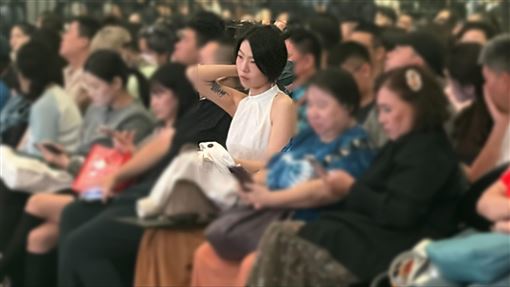 蕭煌奇絕美愛妻現身　第一排C位力挺開唱