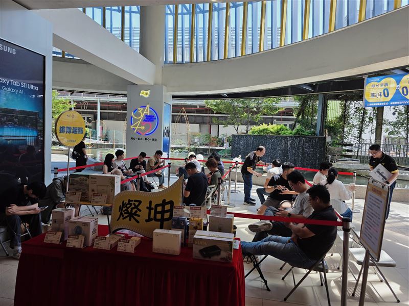 iPhone新機今開賣，燦坤內湖旗艦店湧入排隊民眾搶買新機。（圖／品牌業者提供）