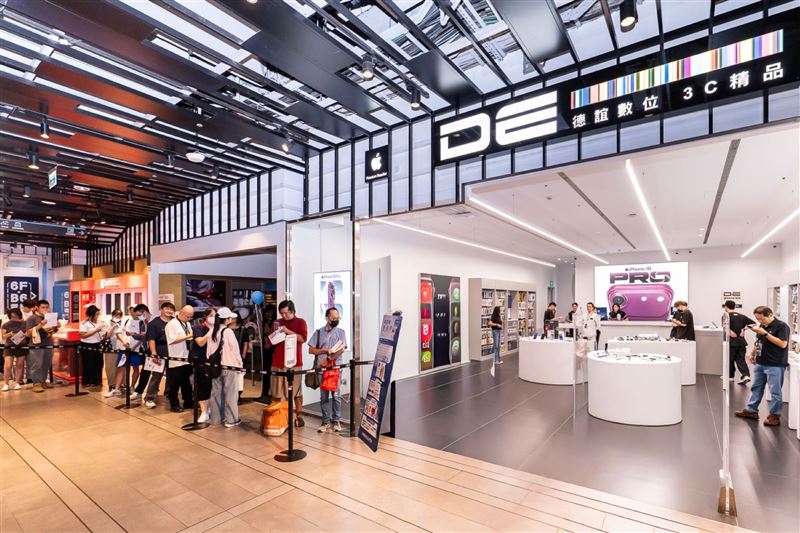 德誼數位18日於台北三創門市舉辦iPhone 18 Pro系列開賣活動，吸引許多民眾一早至現場排隊搶購新機。（圖／品牌業者提供）