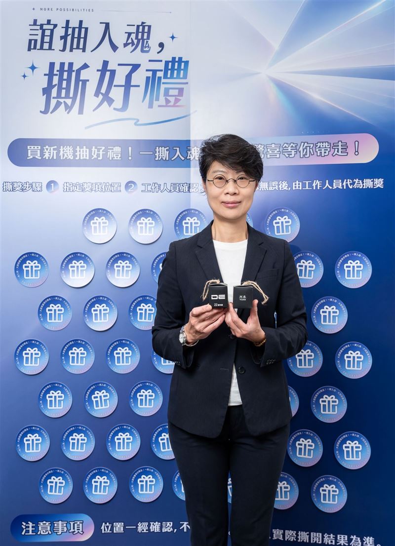 德誼數位總經理黃麗容親臨台北三創門市，為排隊首購的消費者送上「蘋安，皂福」阿原YUAN x德誼數位聯名肥皂。（圖／品牌業者提供）