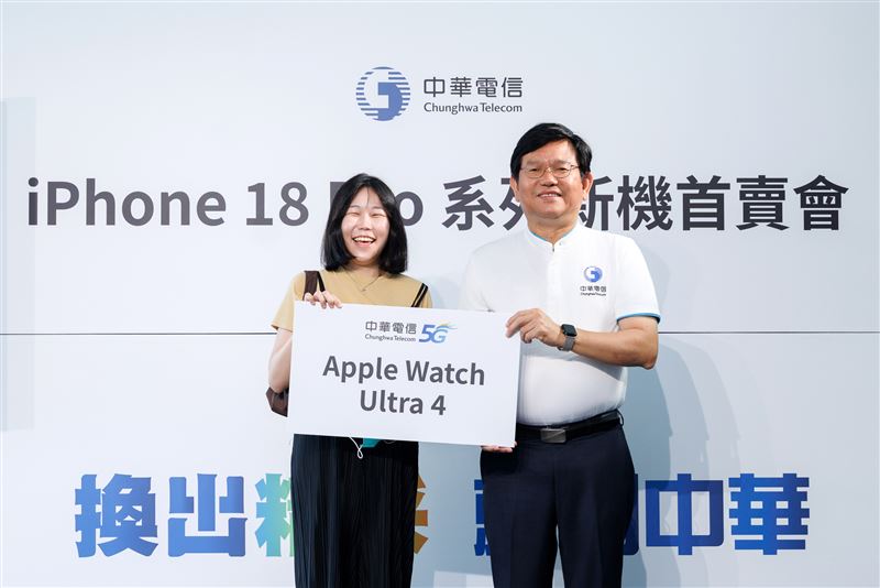 中華電信總經理林榮賜(右)於台北首賣會現場驚喜宣布加碼獎項，抽出Apple Watch Ultra 4等多項好禮送給幸運果粉。（圖／電信業者提供）