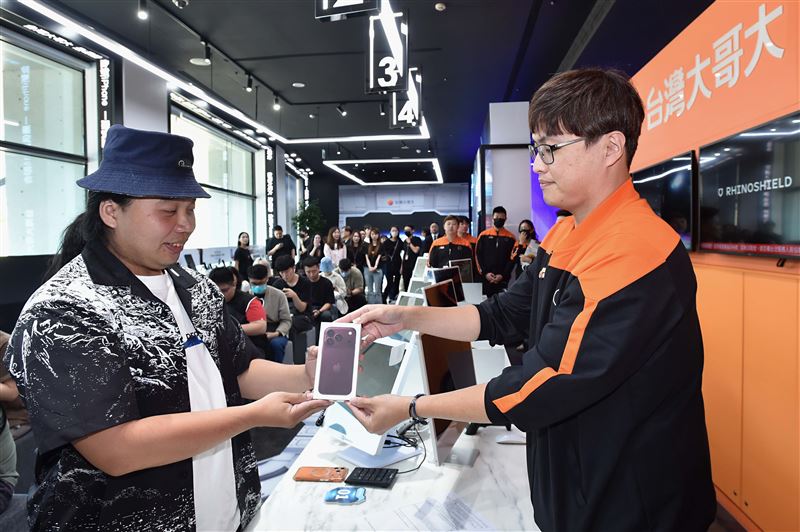 蟬聯三年台灣大iPhone首賣頭香的黃先生，今年選擇申辦月租1,399元專案，入手勃根地紅iPhone 18 Pro 512GB。（圖／電信業者提供）