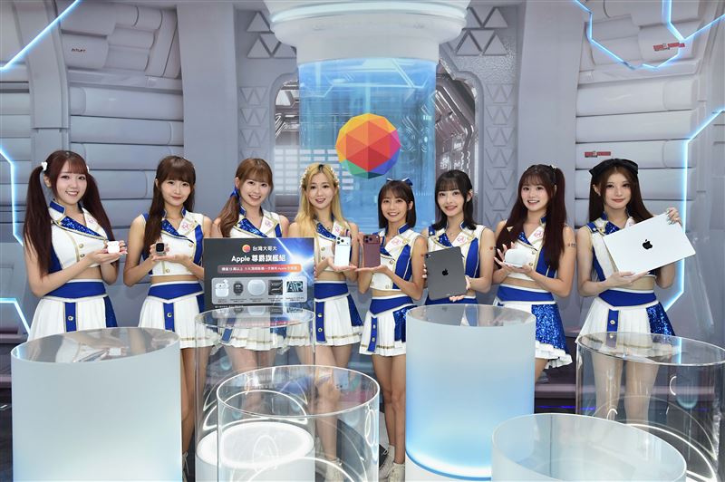 8位Fubon Angels手持iPhone、Mac、iPad、Apple Watch、AirPods等裝置，置身台灣大iPhone 18 Pro系列首賣現場打造的「Apple宇宙」。（圖／電信業者提供）