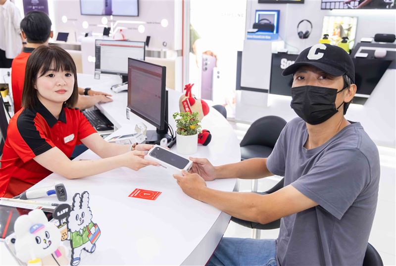 遠傳iPhone 18 Pro系列開賣活動排第一的吳先生是四年前遠傳iPhone開賣的頭香。（圖／電信業者提供）
