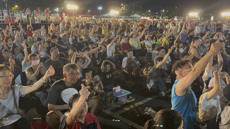 活動首日便迎來驚人朝聖人潮,現場空地雖未擺設桌椅,但大批民眾自備野餐墊席地而坐,加上周邊青農與攤販區,湧入初估逾 5,000 人擠爆現場。(圖/翻攝畫面)