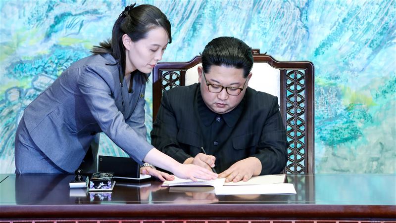 前北韓官員指出,金與正本質上只是受監視的助手。(圖/路透社/達志影像)