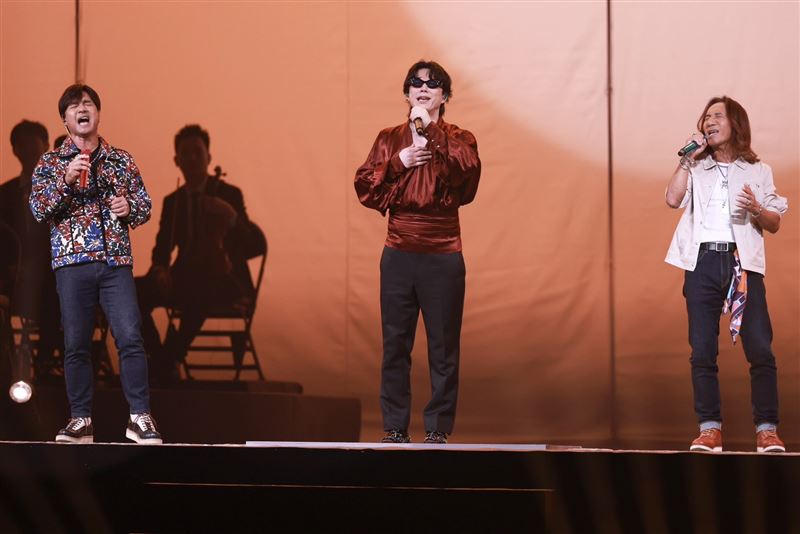 尤秋興(左起)、蕭煌奇、顏志琳難得同台飆唱,讓全場萬名觀眾一飽耳福。(圖/記者田俊彥攝影)