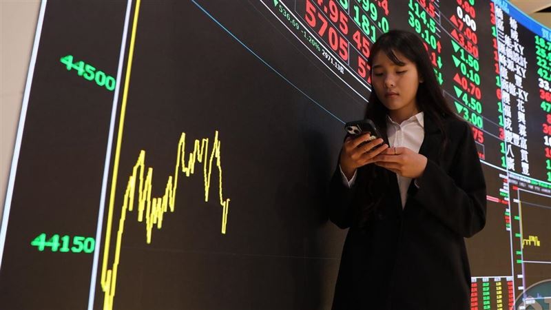 嘴巴喊AI降溫！科技巨頭借6％高利率擴產