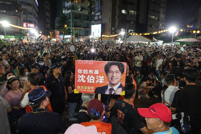 民進黨台北市長參選人沈伯洋18日晚間前往景美夜市掃街拜票，吸引大批民眾熱情相挺，現場人潮滿滿