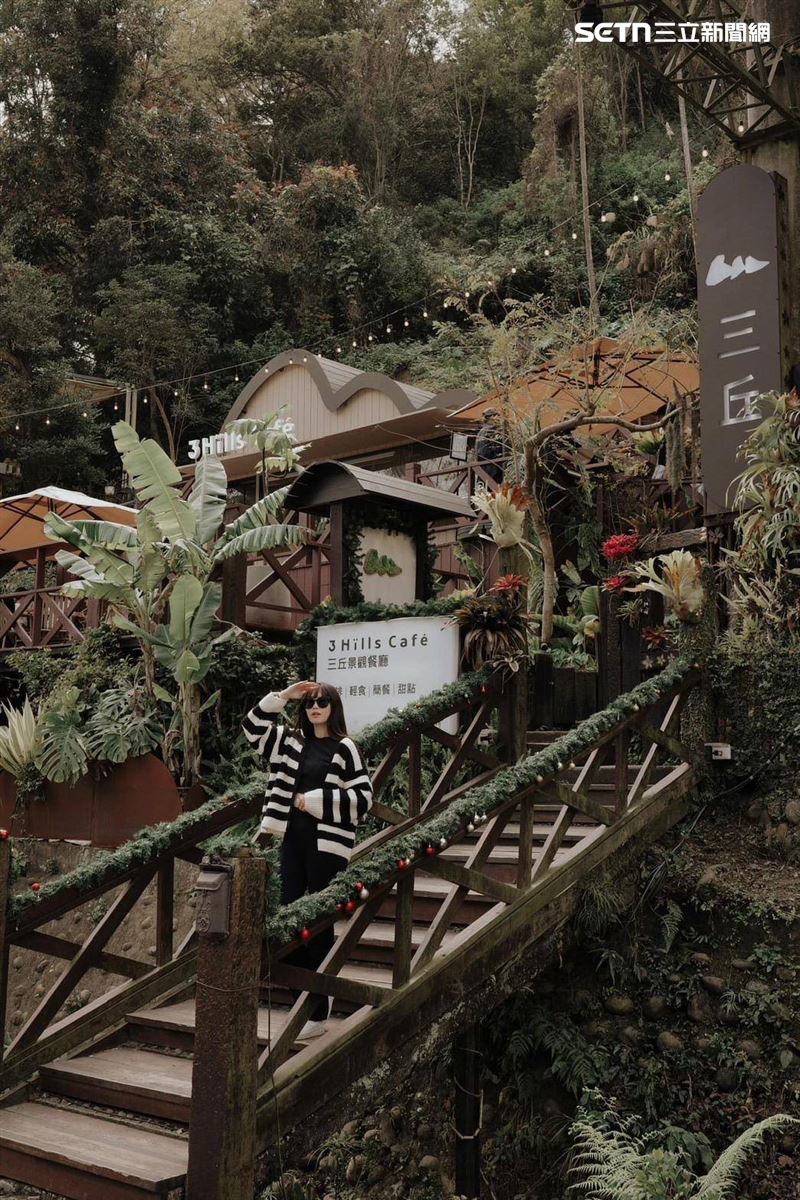 苗栗三義《3 Hills Caf&eacute; 三丘景觀餐廳》結合木造建築與綠意植栽，融入周邊山林景色。（圖片來源／業者提供）