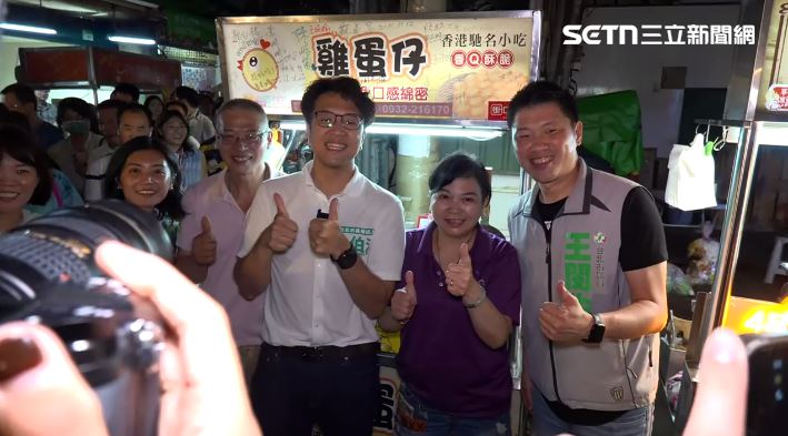 沈伯洋掃景美夜市，攤商、民眾跟他合照比讚。（圖／翻攝畫面）