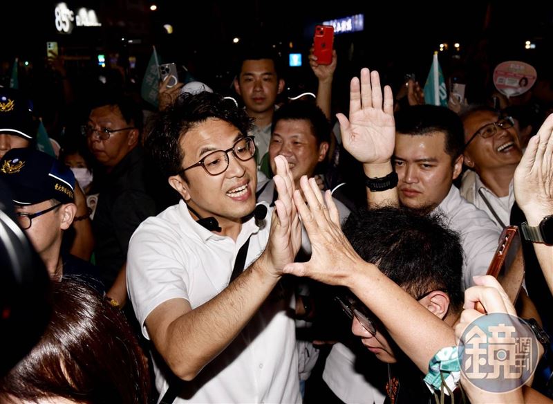 沈伯洋今晚到文山區景美夜市掃街拜票，再度掀起「洋流」