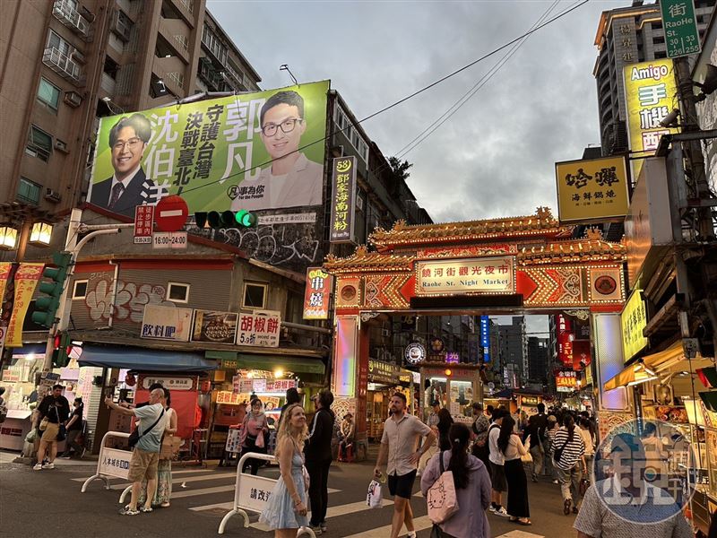 沈伯洋近日走訪各大夜市,引發「洋流」熱潮,傳出饒河夜市有攤商因為懸掛其標語而被關切,市場處發函管委會也引發爭議