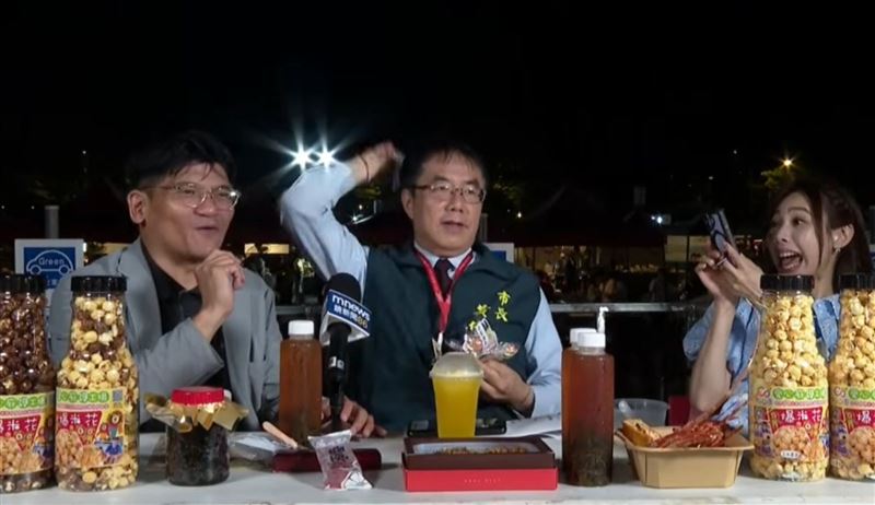 鍘美藝術節黃偉哲現身發糖果　團隊也意外