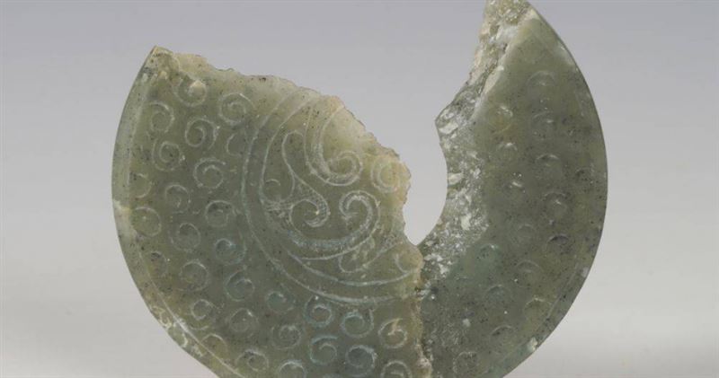 陝西省考古研究院18日公布咸陽渭城區「上召窯秦陵」最新成果，確認為戰國晚期秦王級別墓葬，出土玉器、銅器等258件文物，研究人員推測墓主或為秦始皇養祖母華陽太后。（圖／翻攝新華社）