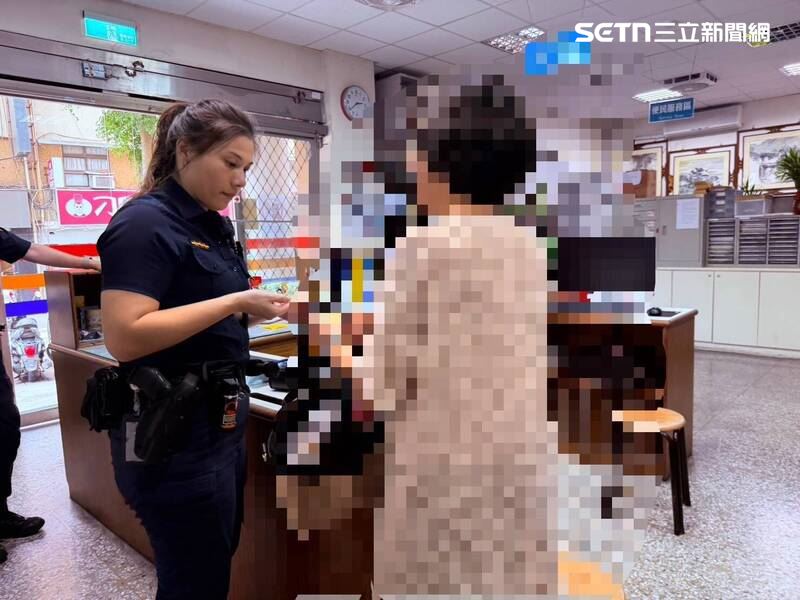北市謝姓女警協助陳婦找回裝有亡夫骨灰的紀念項鍊。(圖/翻攝畫面)
