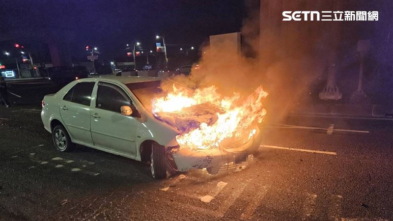 車輛引擎冒煙,釀成火燒車。(圖/翻攝畫面)