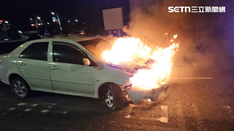 撞分隔島、標誌桿釀火燒車!駕駛下車跑了